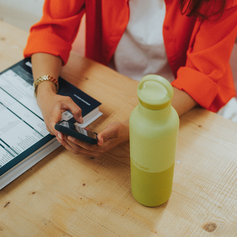 20oz-rise-classic-with-arch-loop-cap-l5 20oz_rise_classic_insulated_bottle_acacia_worker_phone_square.jpg