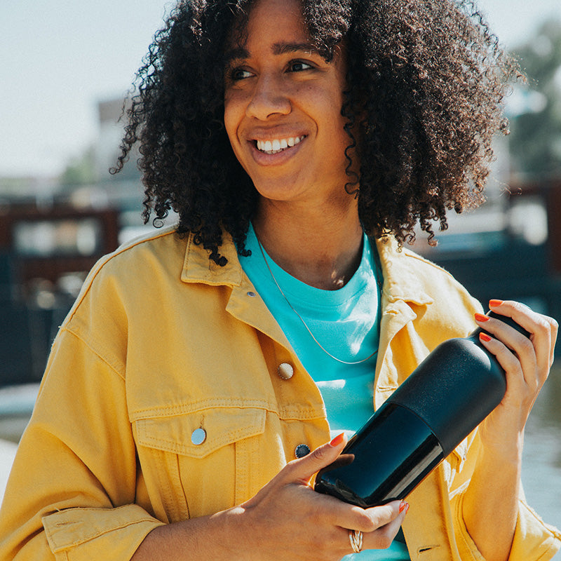 20oz-rise-classic-with-arch-loop-cap-l5 20oz_rise_classic_insulated_bottle_black_woman_smile_square.jpg